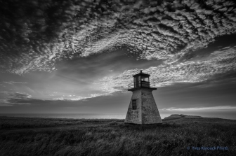 Lever du jour nuageux au phare du cap Alright a Havre-aux-maisons aux Iles-de-la-Madeleine