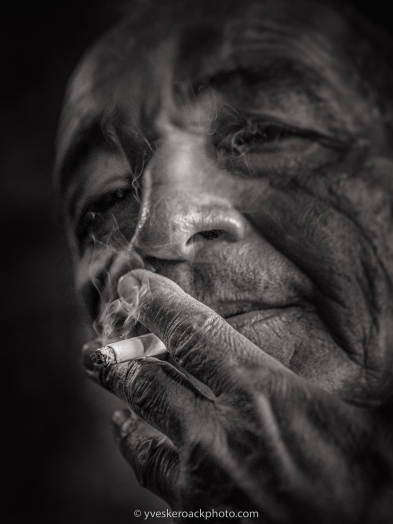 Pause-cigarette dans un bar de La Havane à Cuba